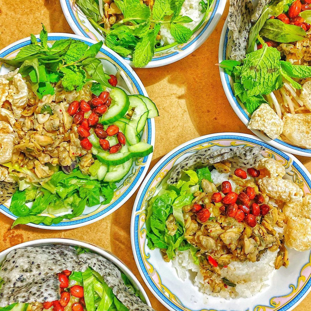 Mussel rice - From poor family dish to Hue culinary quintessence 6