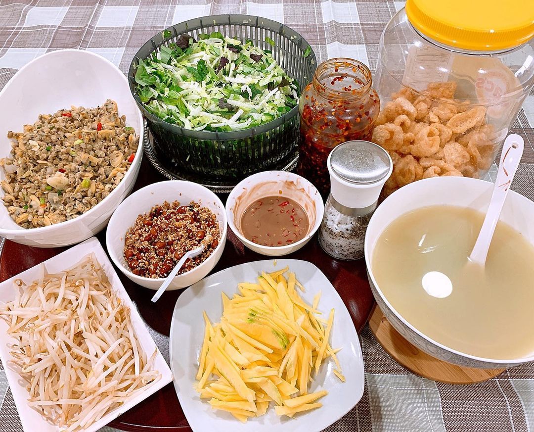 Mussel rice - From a poor family dish to the quintessence of Hue cuisine 5