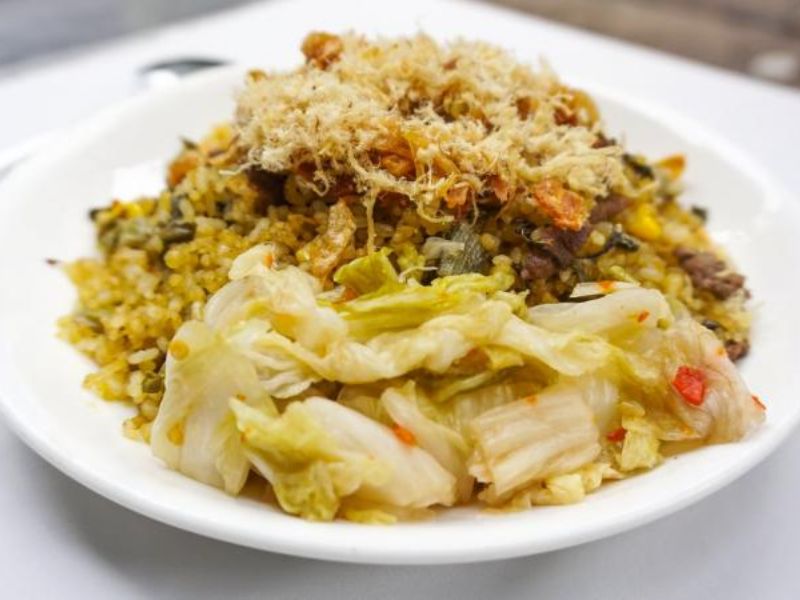 Top 10 delicious fried rice restaurants with beef and pickles, rich flavors of the old town 9