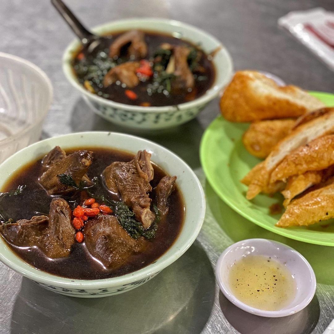 Numbness in front of 8 delicious Hanoi fried chicken restaurants famous near and far 3
