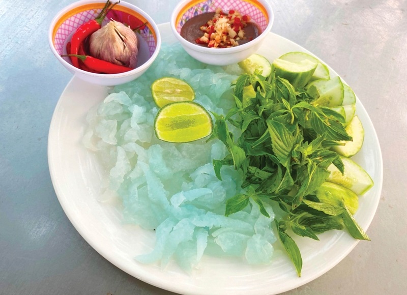 Con nuoc Hue, a cool specialty to cool down summer days in Hue 8
