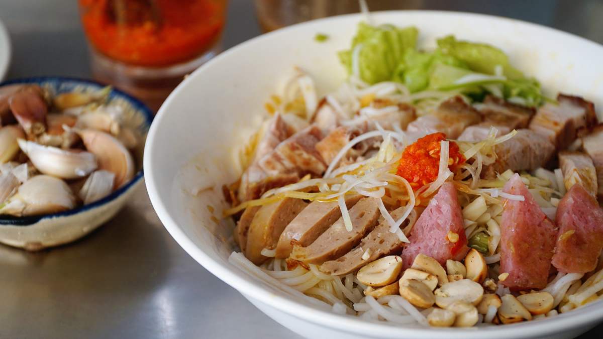 Immerse yourself in the culinary space with Ngoc Da Nang fish sauce vermicelli 4