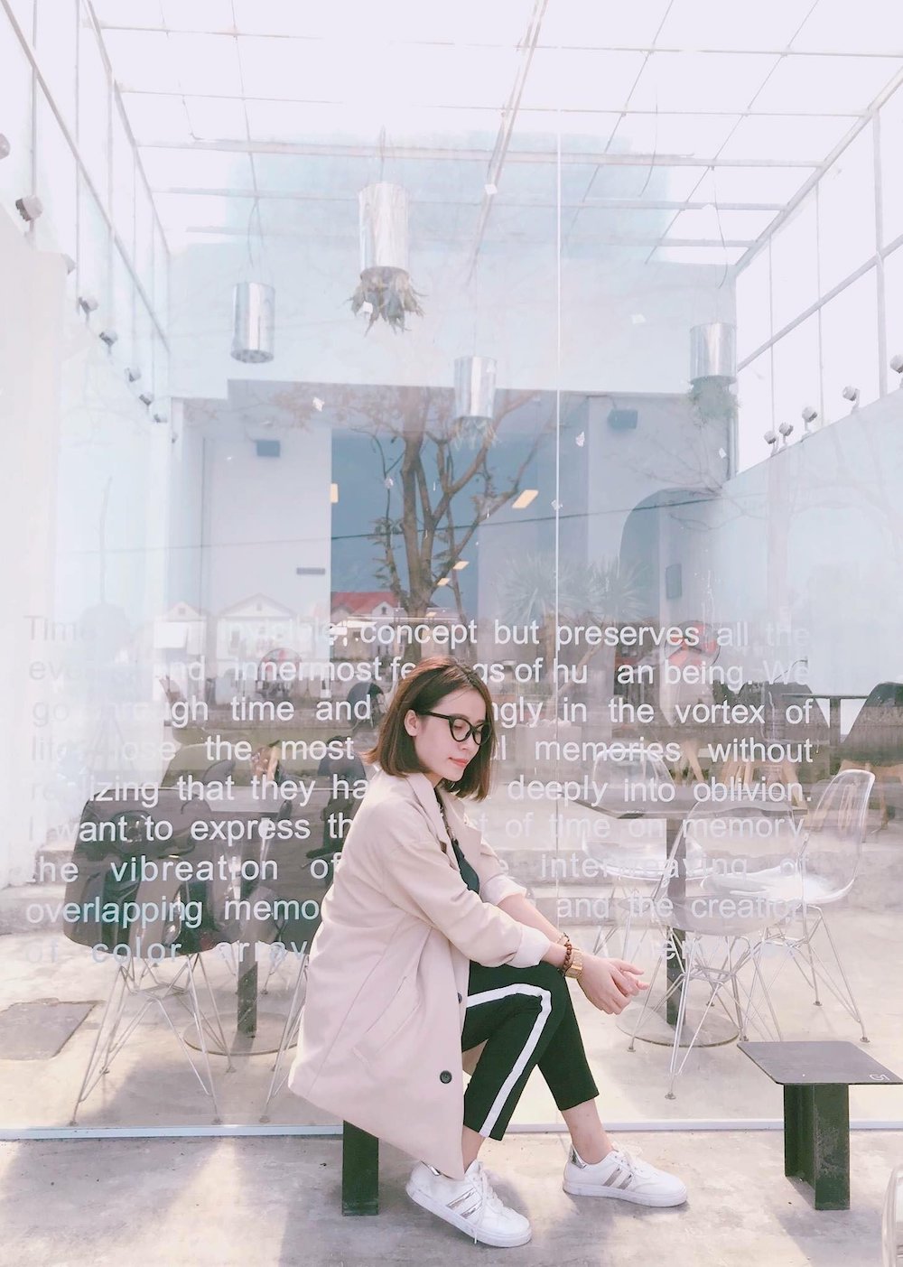 If you are passionate about minimalist style, remember to save the address of OO Cafe Hue 8