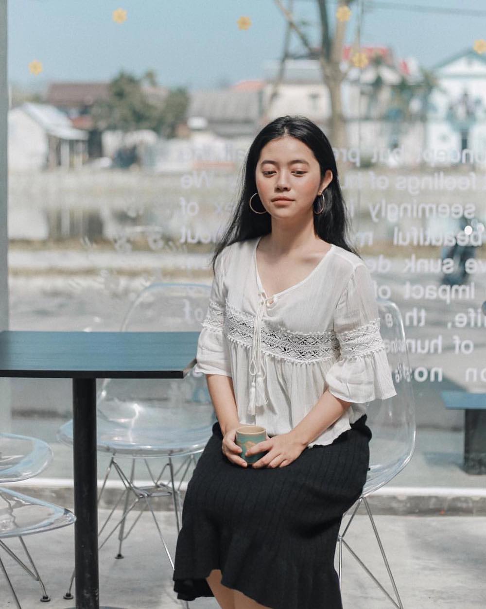 If you are passionate about minimalist style, remember to save the address of OO Cafe Hue 9