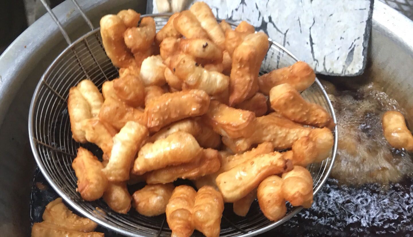 Take each other out to eat at 10 hot street food restaurants in Hanoi to make the cold season warmer 8