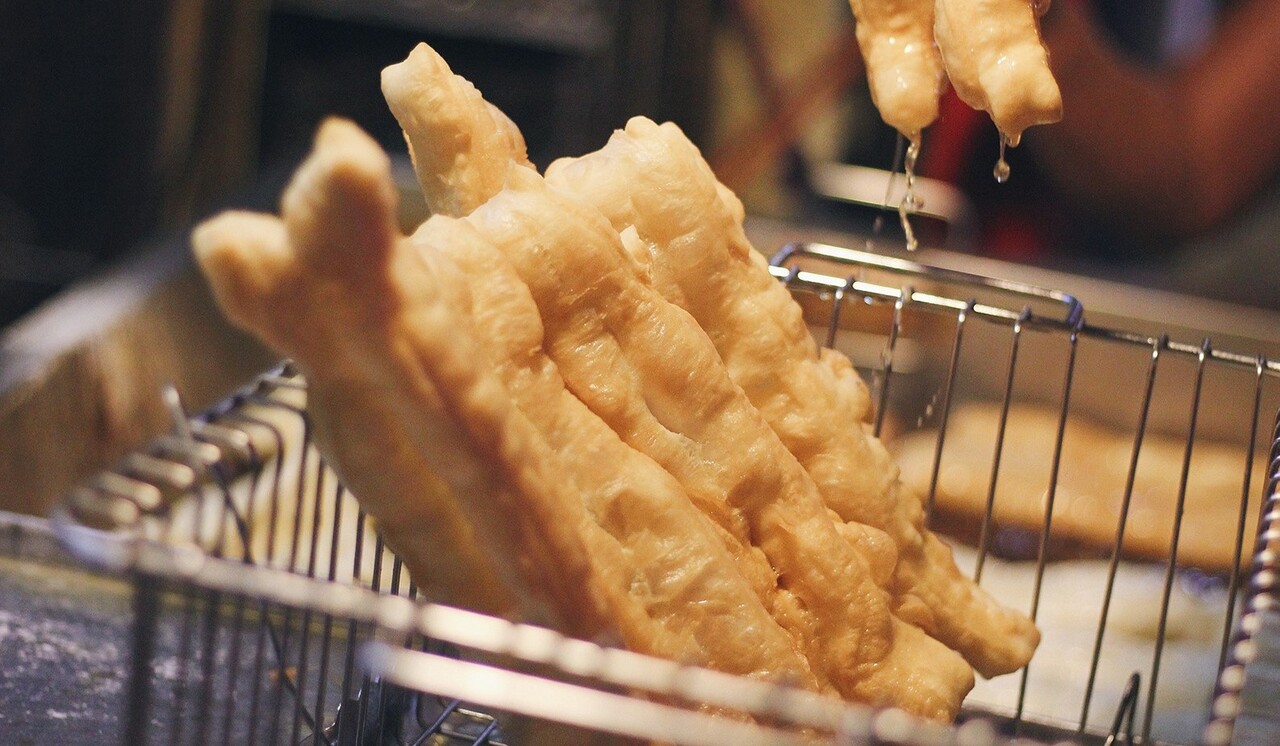 Take each other out to eat at 10 hot street food restaurants in Hanoi to make the cold season warmer 13
