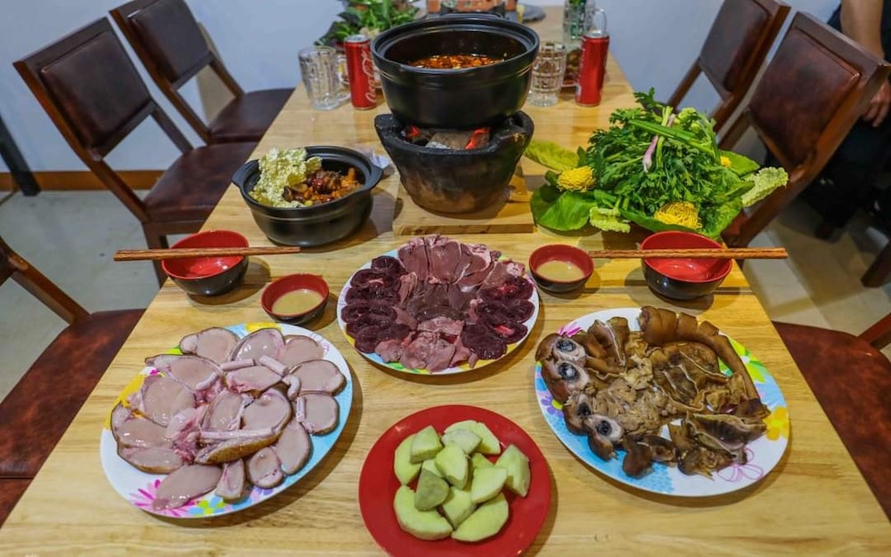 Let Vietnamtravelio take you to the top 8 delicious hot pot restaurants in Da Lat 16
