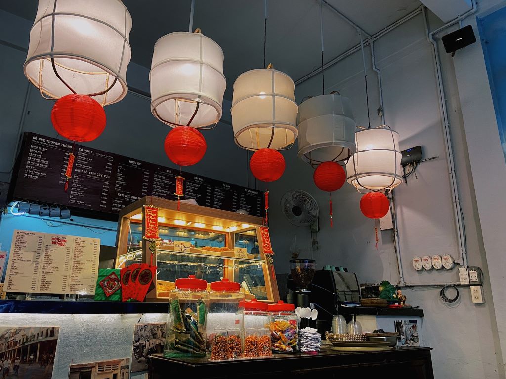 Come to 1976 Coffee in Hue to reminisce about the past 3