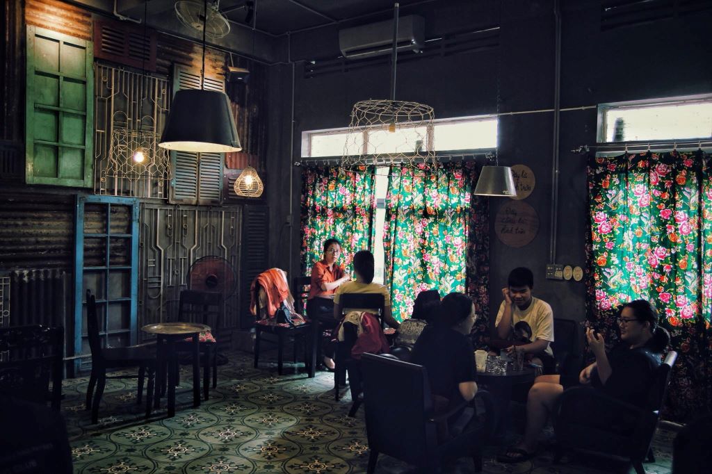 Come to 1976 Coffee in Hue to reminisce about the past 6