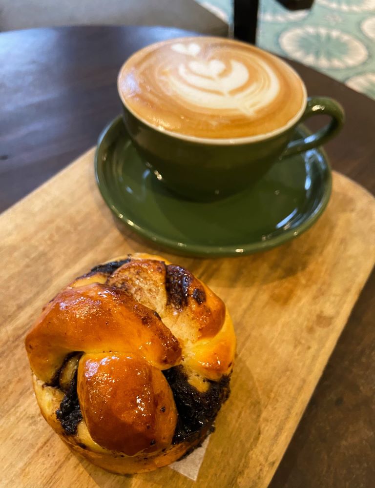 Come to 1976 Coffee in Hue to reminisce about the past 10