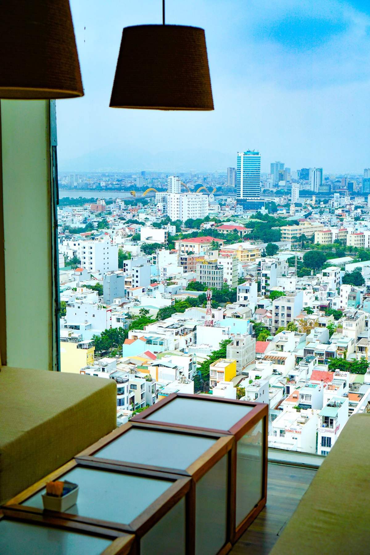 Come to Cafe A La Carte Da Nang and enjoy tea while watching the panoramic view of the coastal city from above