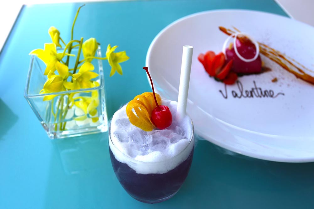 Come to Cafe A La Carte Da Nang and enjoy tea while watching the panoramic view of the coastal city from above 8