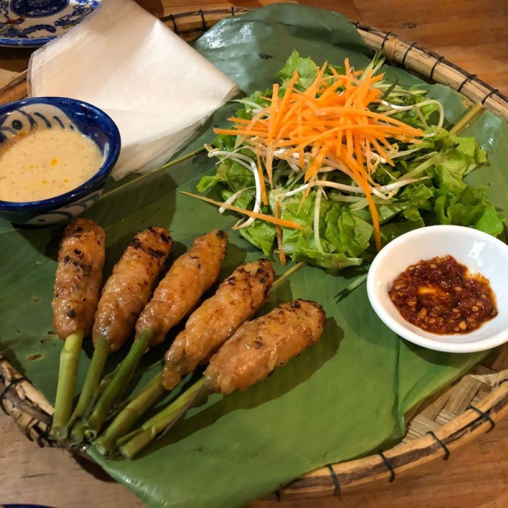When you come to the Ancient Capital, you must enjoy Hue's famous spring rolls 2