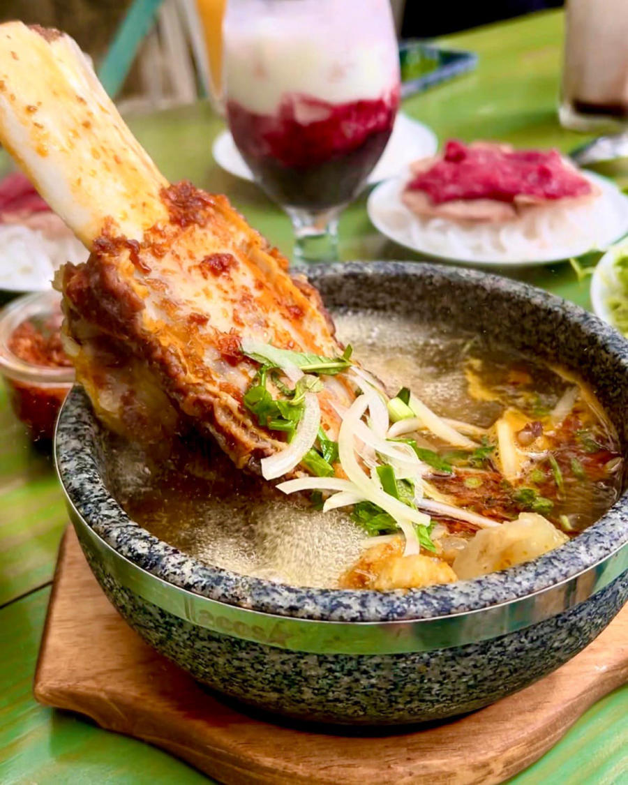 Come to Hoa Do Restaurant and Coffee to enjoy attractive beef noodle bowl with stone 6