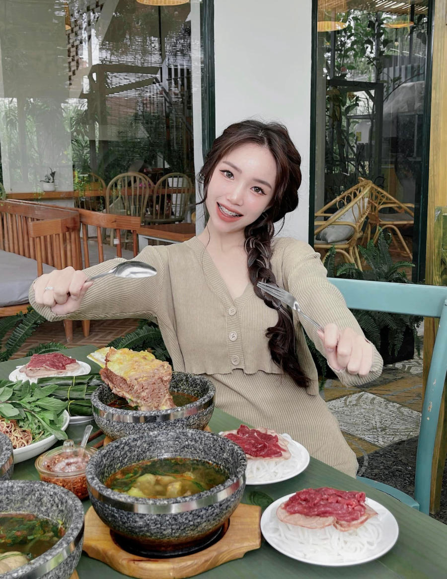 Come to Hoa Do Restaurant and Coffee to enjoy attractive beef noodle bowl with stone 8