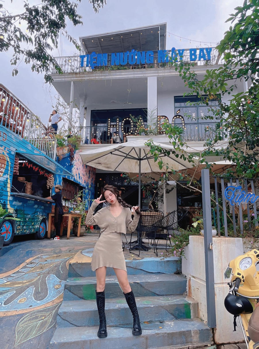 Come to Hoa Do Restaurant and Coffee to enjoy attractive beef noodle bowl with stone 10