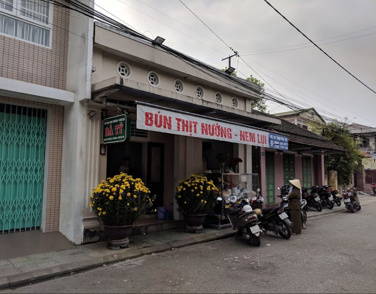 When you come to Hue, you must immediately stop by Ba Ty's grilled meat noodle restaurant, delicious and forget the way back 3