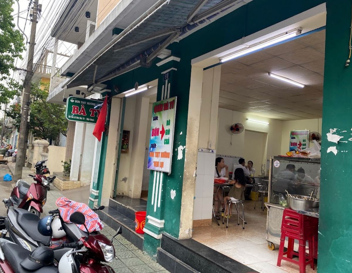 When you come to Hue, you must immediately stop by Mrs. Ty's grilled meat noodle restaurant, delicious and forget the way back 4