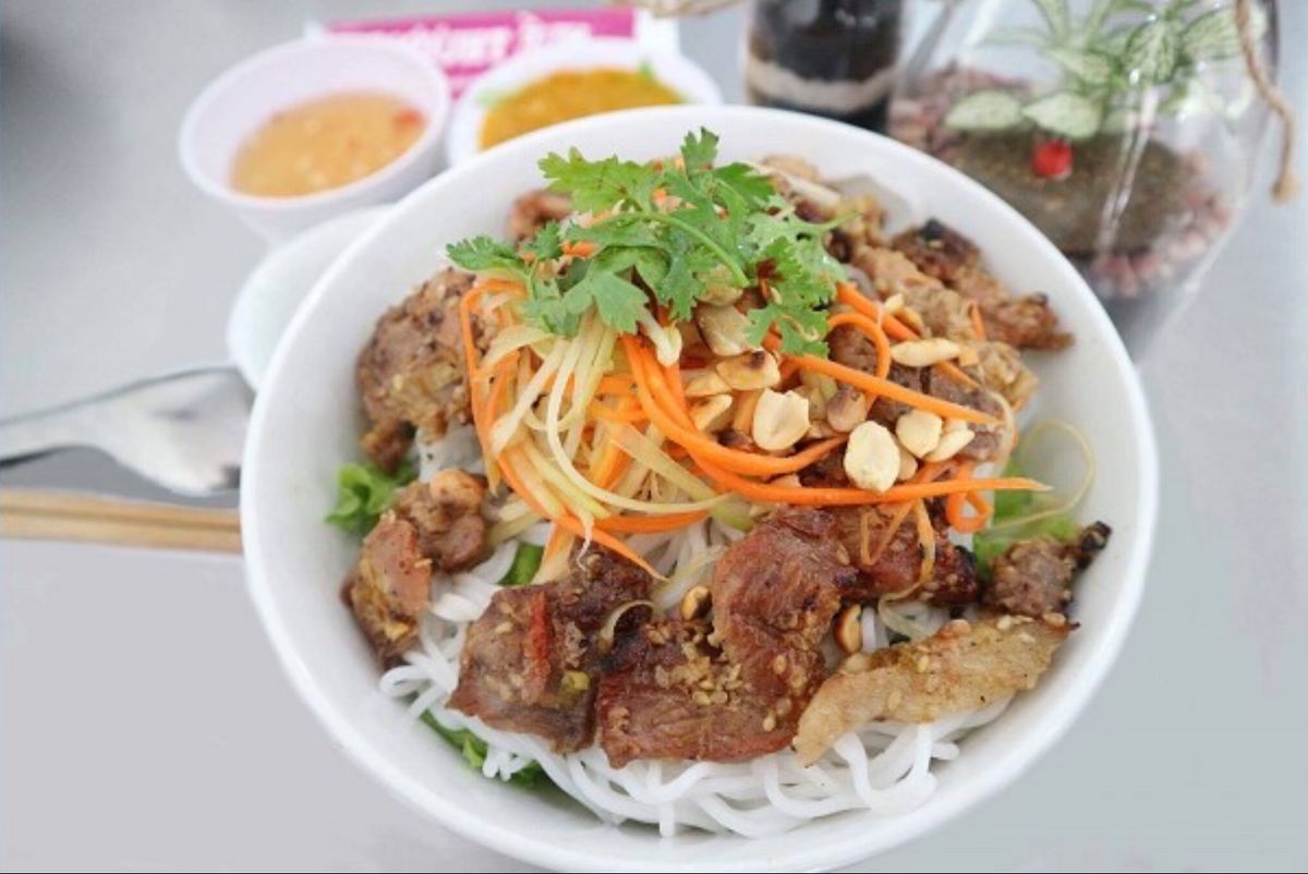 When you come to Hue, you must immediately stop by Ba Ty's grilled meat noodle restaurant, it's so delicious you'll forget the way back to 5