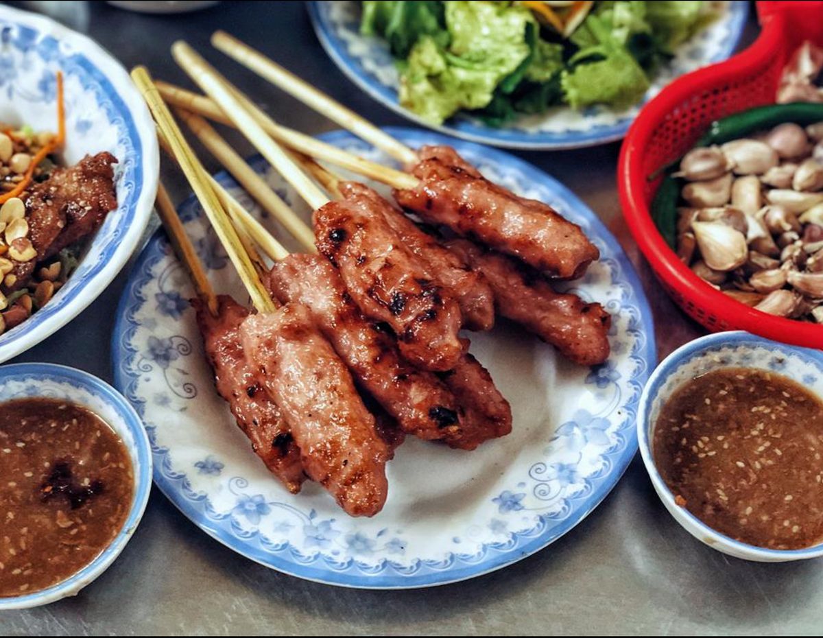When you come to Hue, you must immediately stop by Ba Ty's grilled meat noodle restaurant, it's so delicious you'll forget the way back to number 6