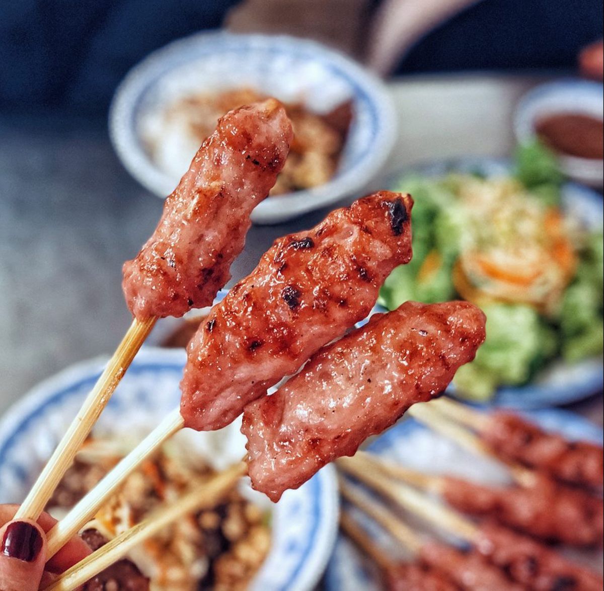 When you come to Hue, you must immediately stop by Mrs. Ty's grilled meat noodle restaurant, it's so delicious you'll forget the way back to 7