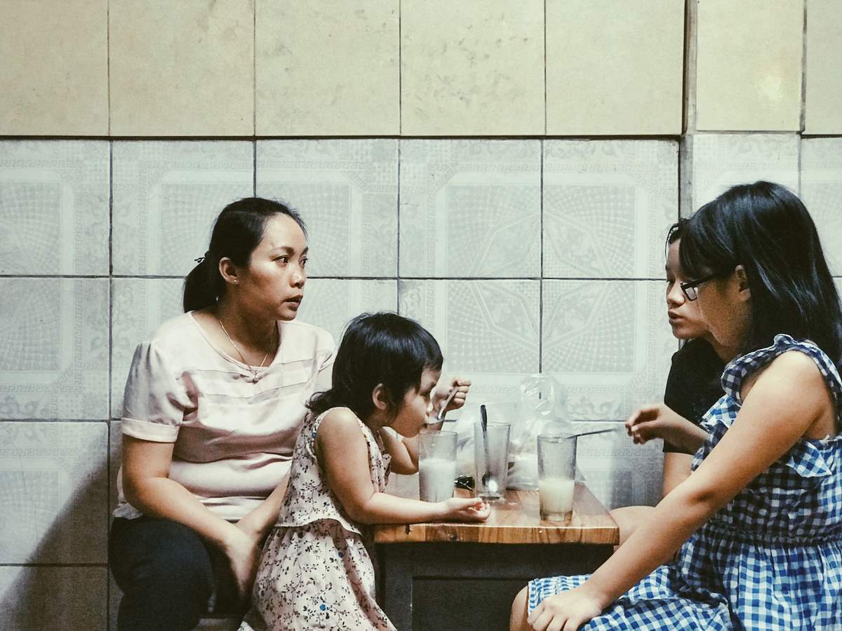 When you come to Hue, remember to stop by Linh Lan tea shop, the oldest in Than Kinh 3