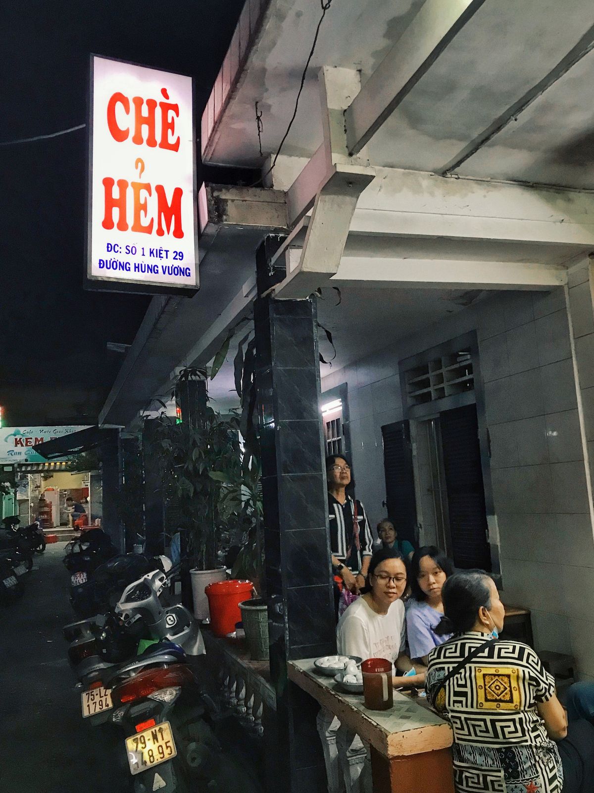 When you come to Hue, remember to stop by Linh Lan tea shop, the oldest in Than Kinh 4