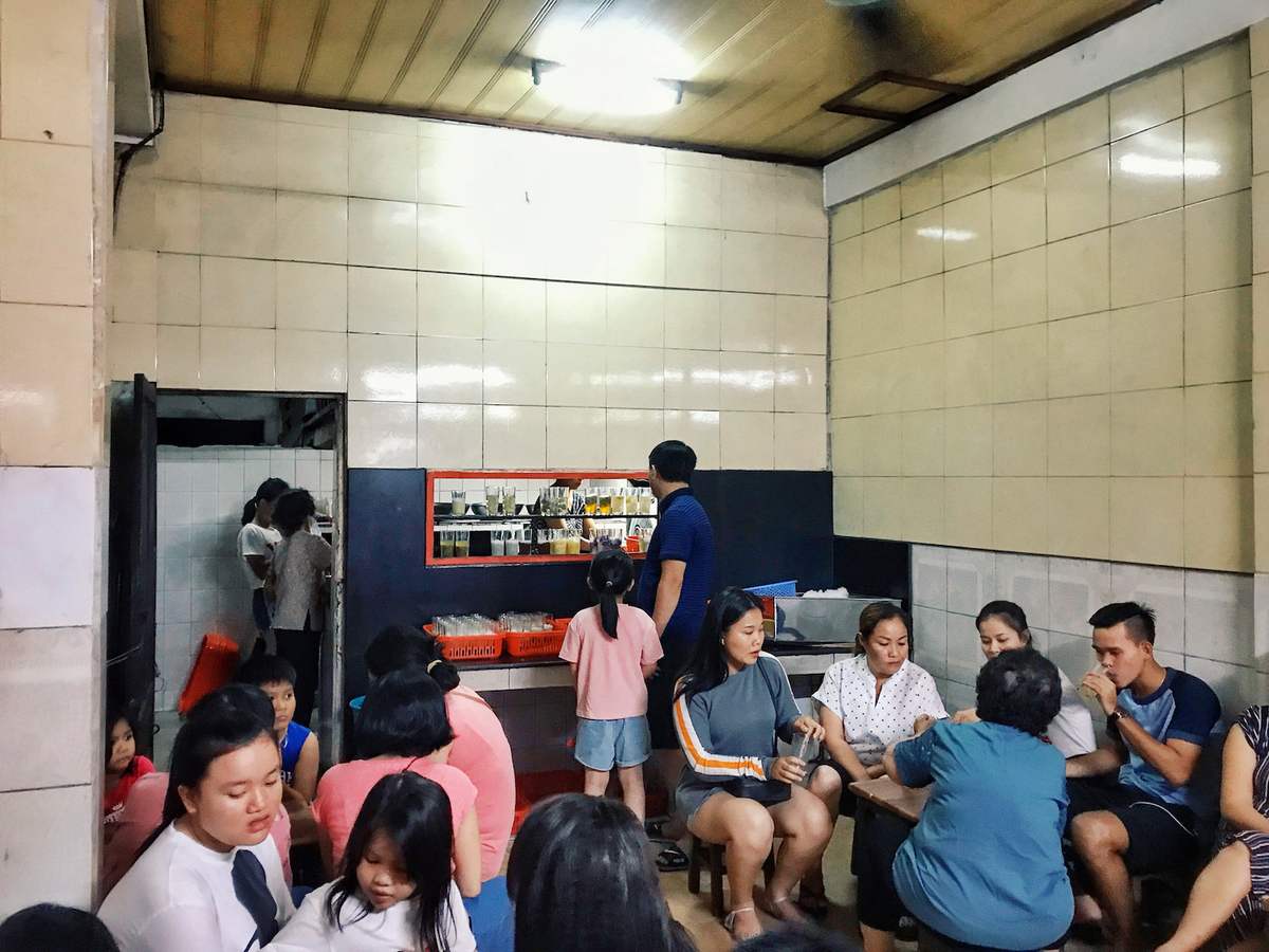 When you come to Hue, remember to stop by Linh Lan tea shop, the oldest in Than Kinh 5