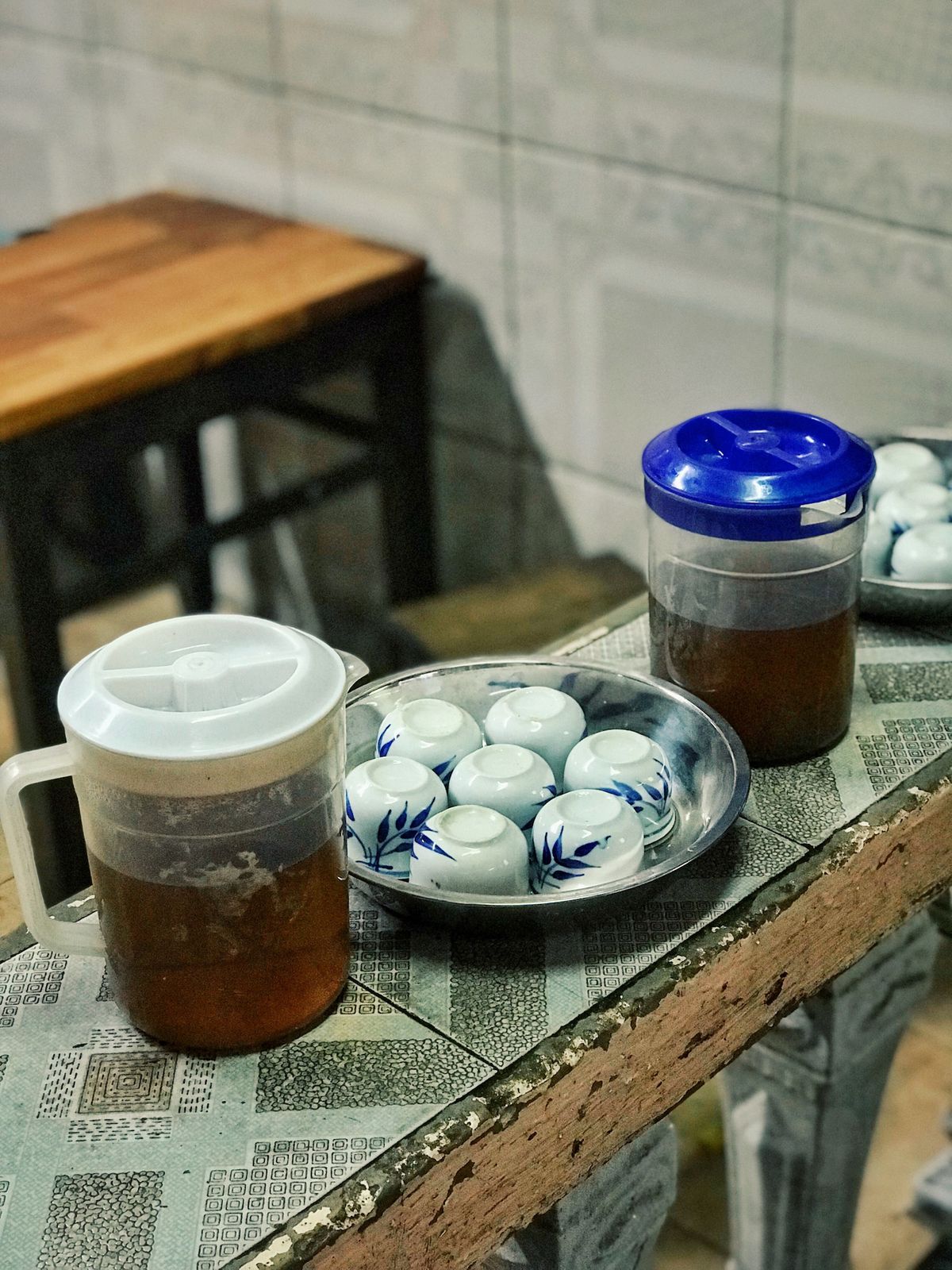When you come to Hue, remember to stop by Linh Lan tea shop, the oldest in Than Kinh 6