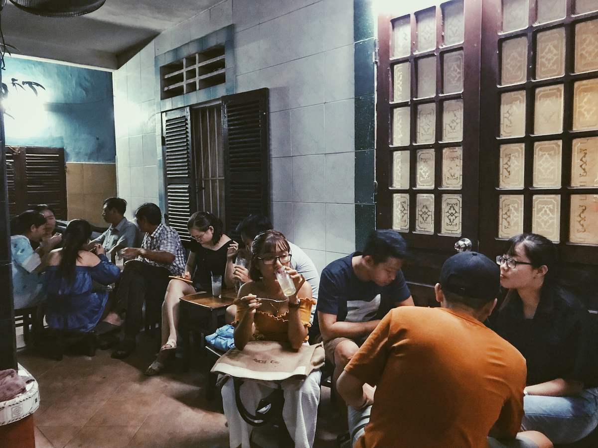 When you come to Hue, remember to stop by Linh Lan tea shop, the oldest in Than Kinh 7