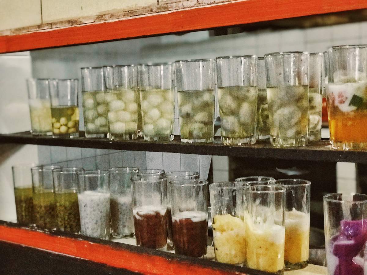 When you come to Hue, remember to stop by Linh Lan tea shop, the oldest in Than Kinh 10