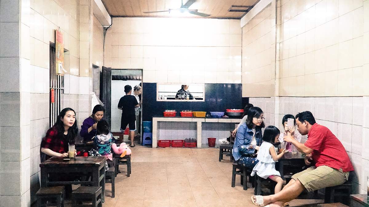 When you come to Hue, remember to stop by Linh Lan tea shop, the oldest in Than Kinh 2