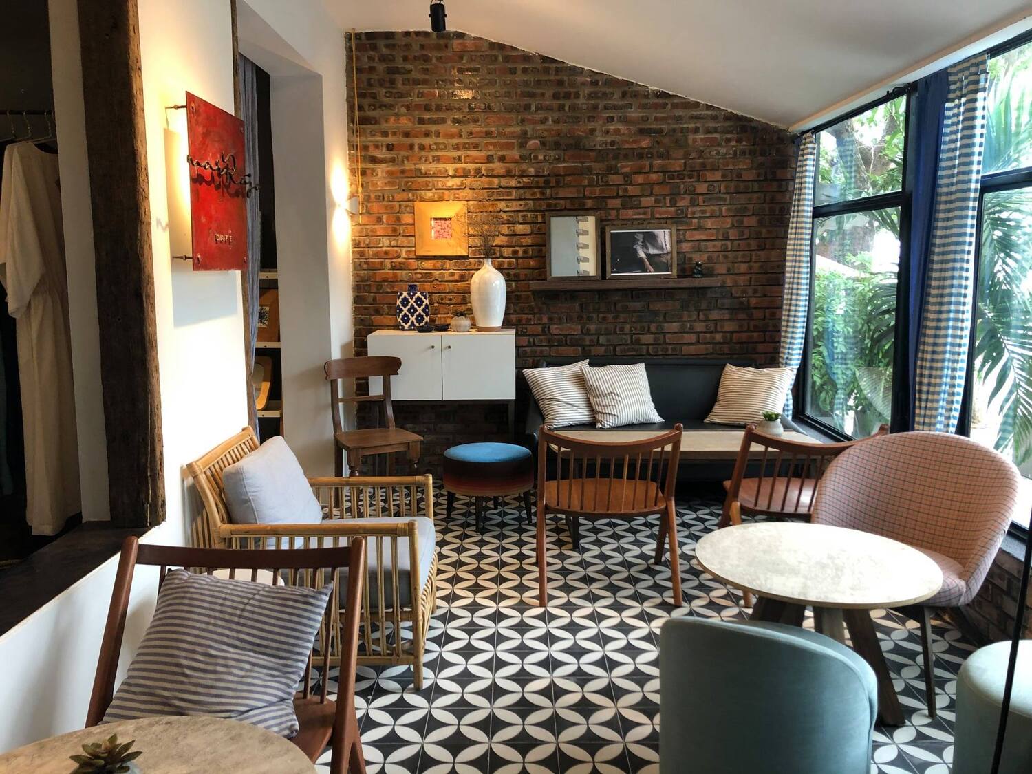 Come to KAIA Concept I Mar Rojo Cafe to find a small, peaceful, vintage corner in the middle of Da Nang 3