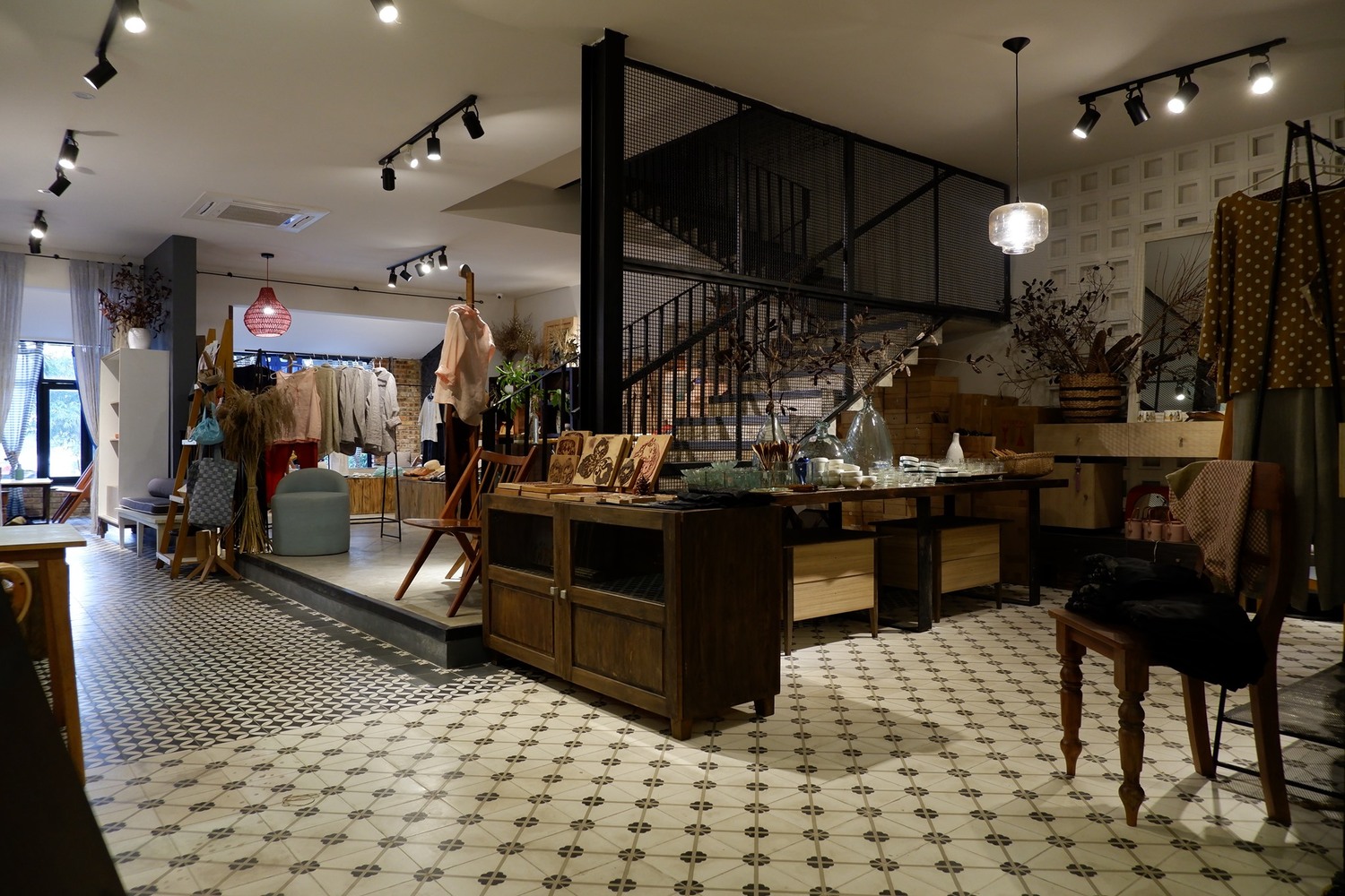 Come to KAIA Concept I Mar Rojo Cafe to find a small, peaceful, vintage corner in the middle of Da Nang 4
