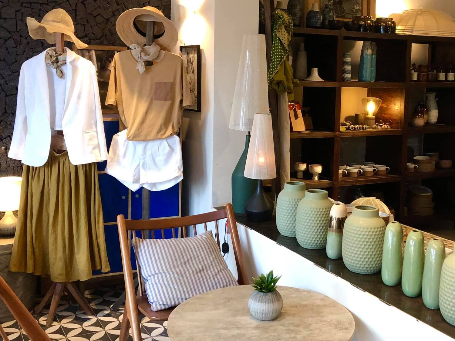 Come to KAIA Concept I Mar Rojo Cafe to find a small, peaceful, vintage corner in the middle of Da Nang 7