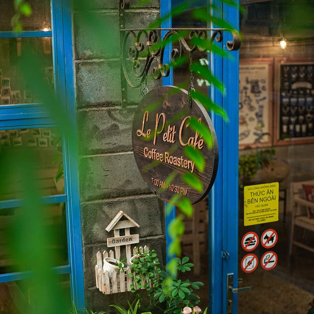 Coming to Le Petit Café, every corner you sit in will produce million-like photos