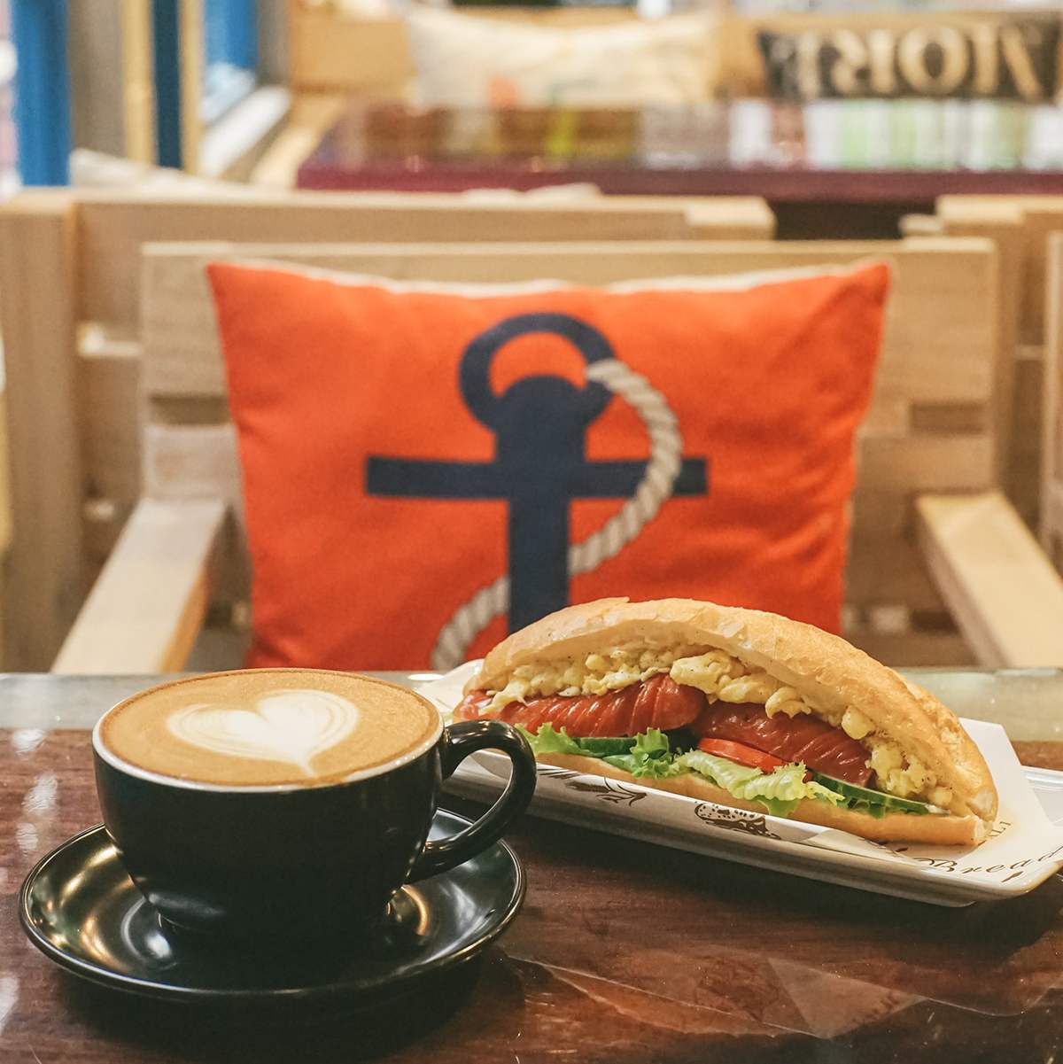 Coming to Le Petit Café, sitting in every corner produces photos with 15 million likes