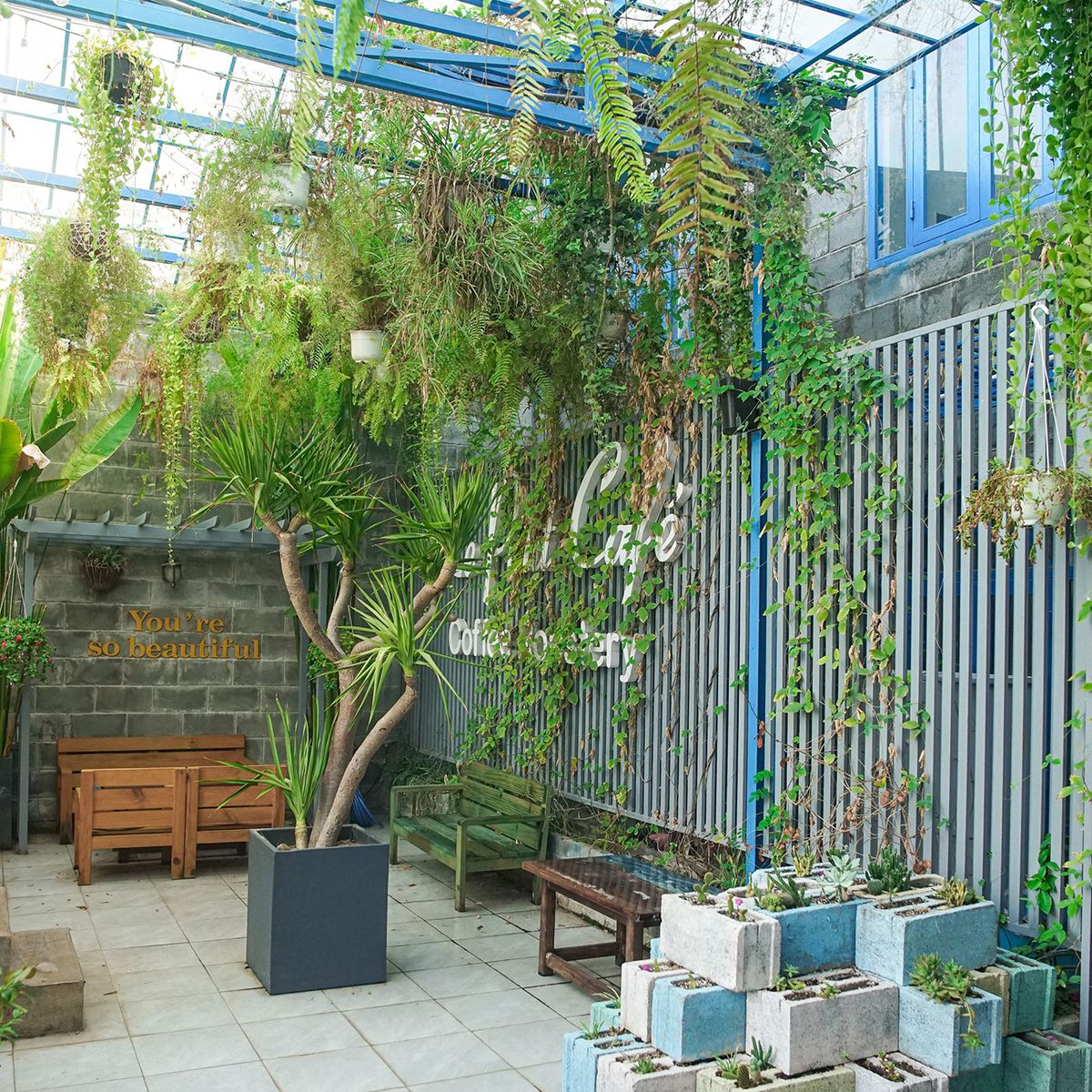 Coming to Le Petit Café, every corner you sit in will produce million-like photos
