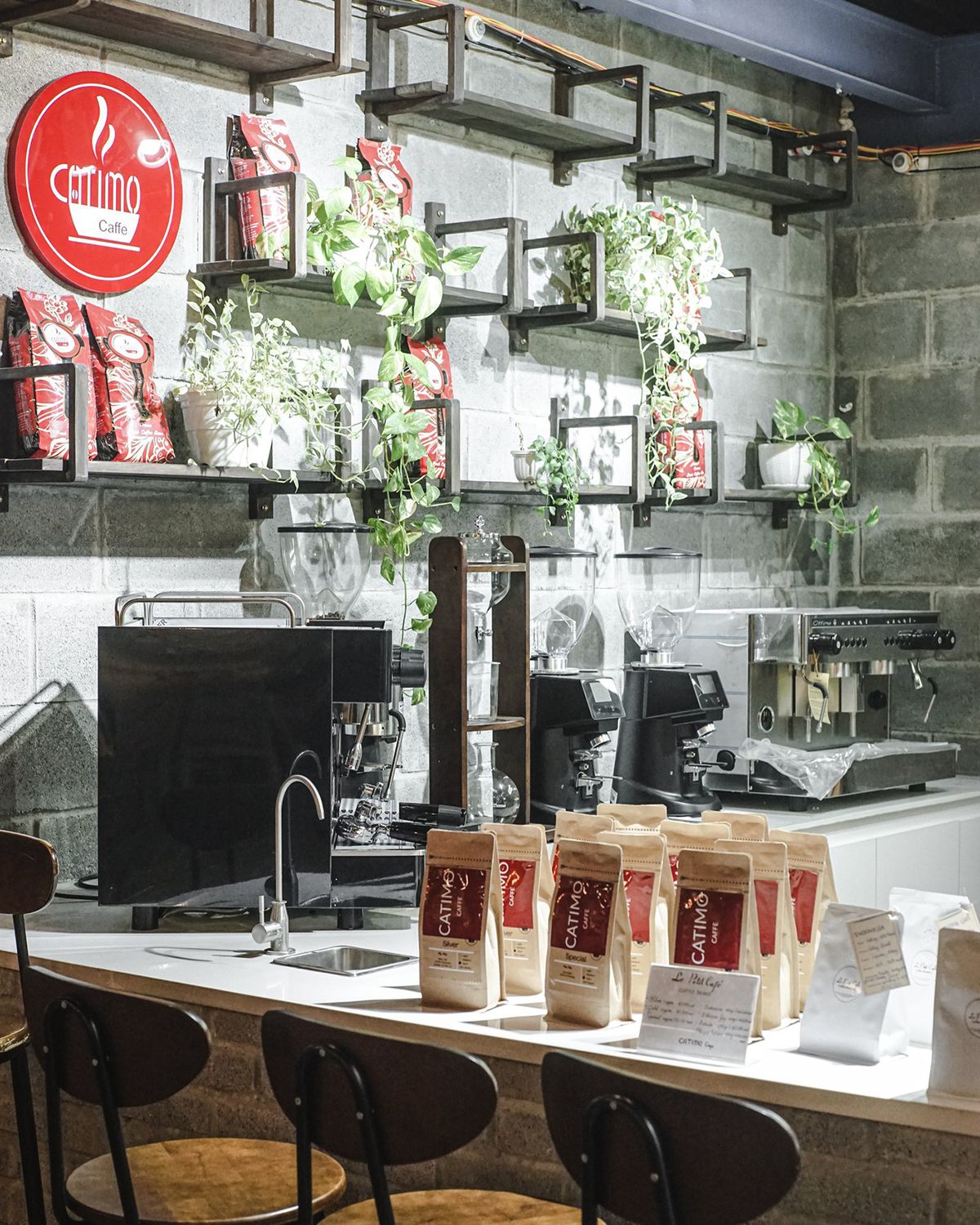 Coming to Le Petit Café, sitting in every corner produces million-like photos
