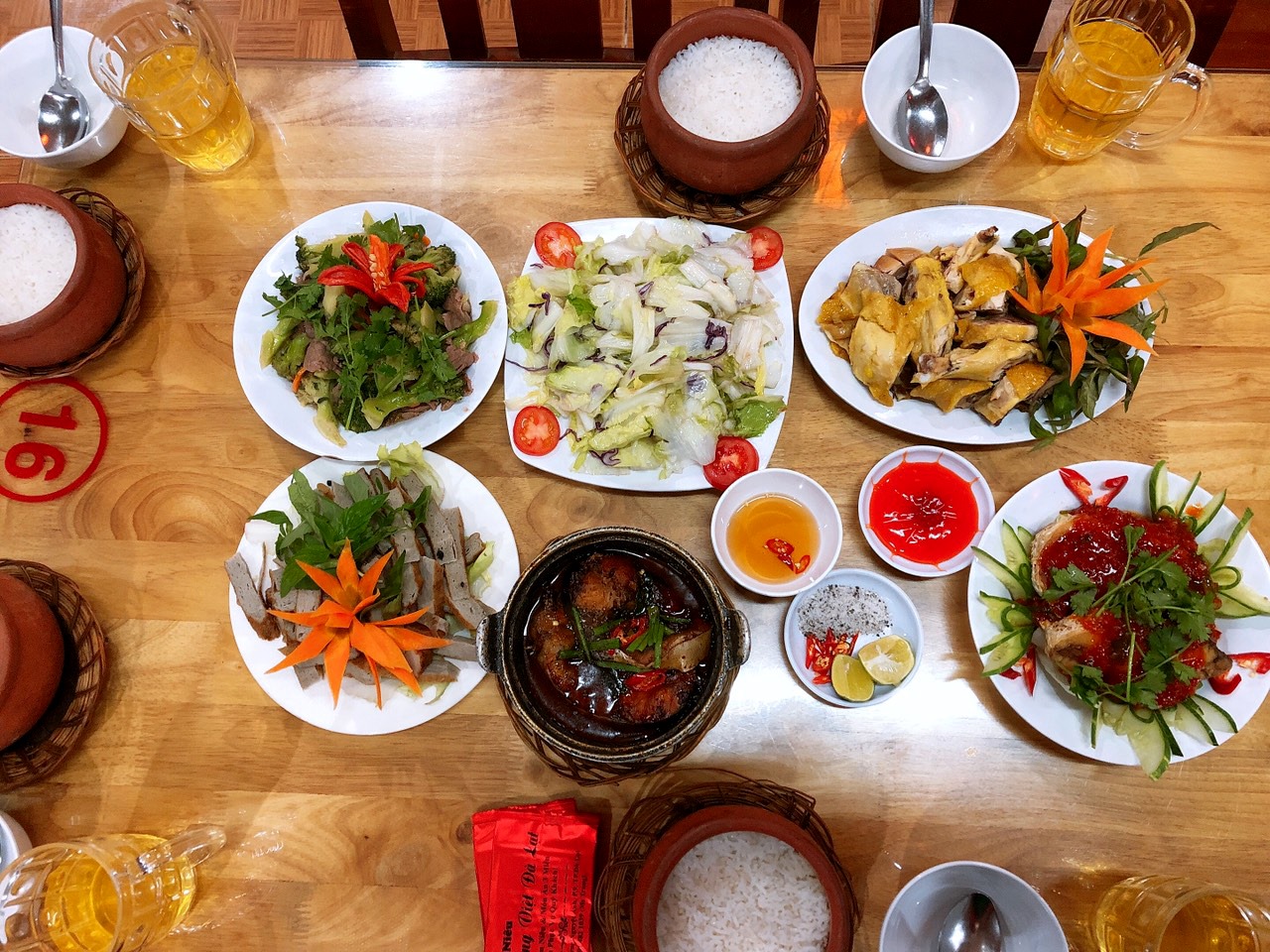 Come to Huong Viet rice cooker restaurant to gather around a cozy family meal in the heart of Da Lat 5