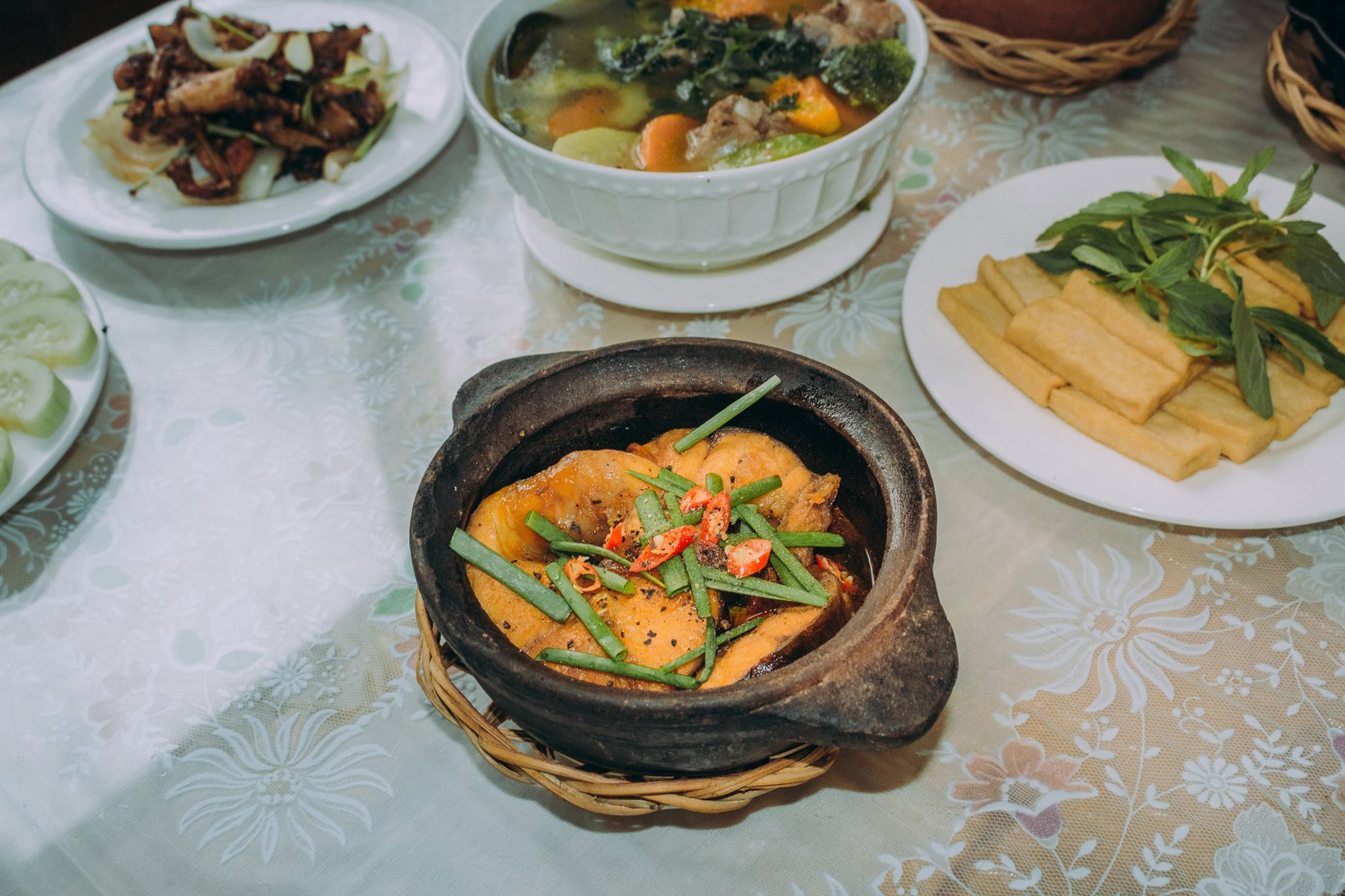 Come to Huong Viet rice cooker restaurant to gather around a cozy family dinner tray in the heart of Da Lat 9