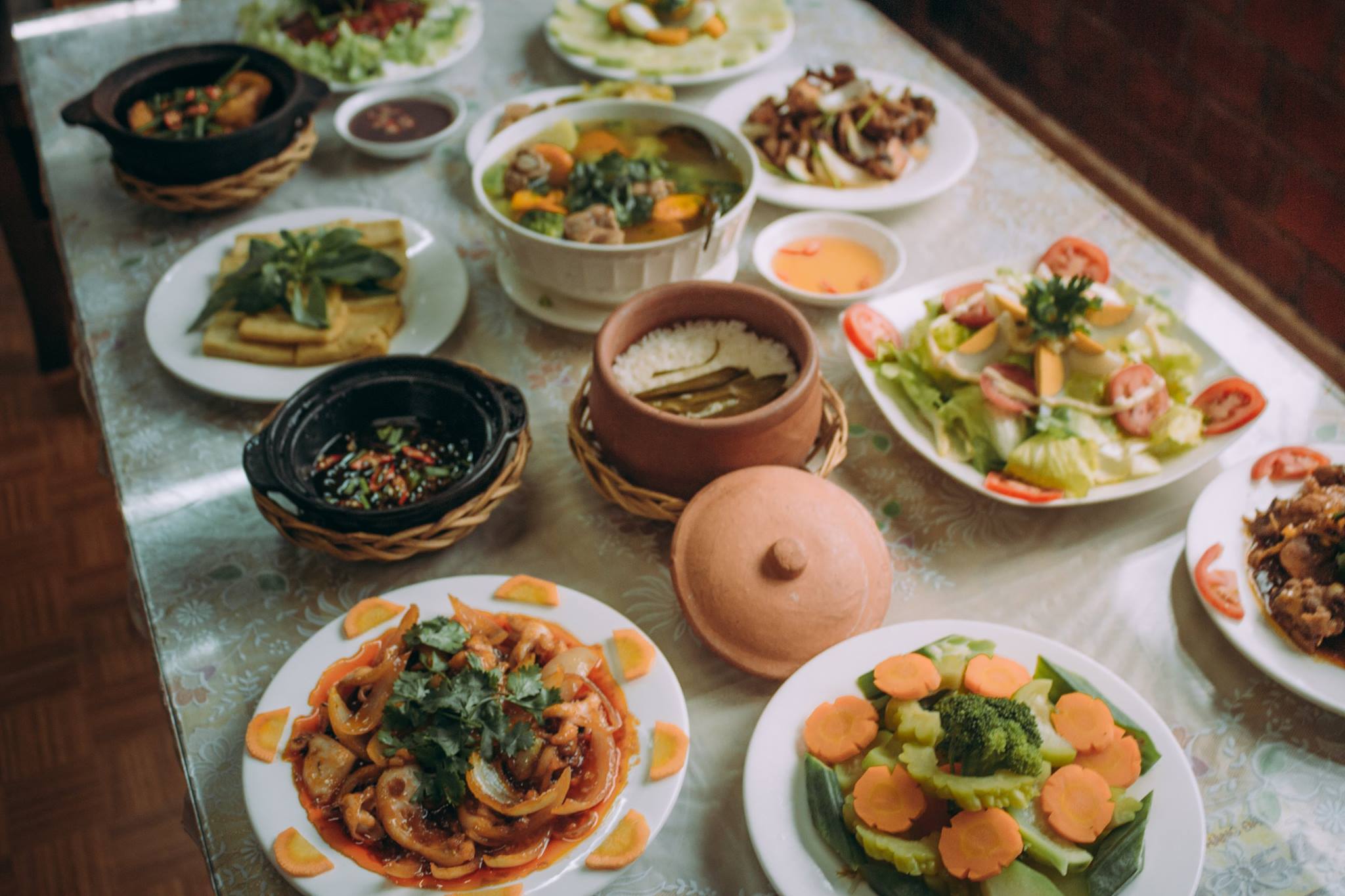 Come to Huong Viet rice cooker restaurant to gather around a cozy family dinner tray in the heart of Da Lat 8