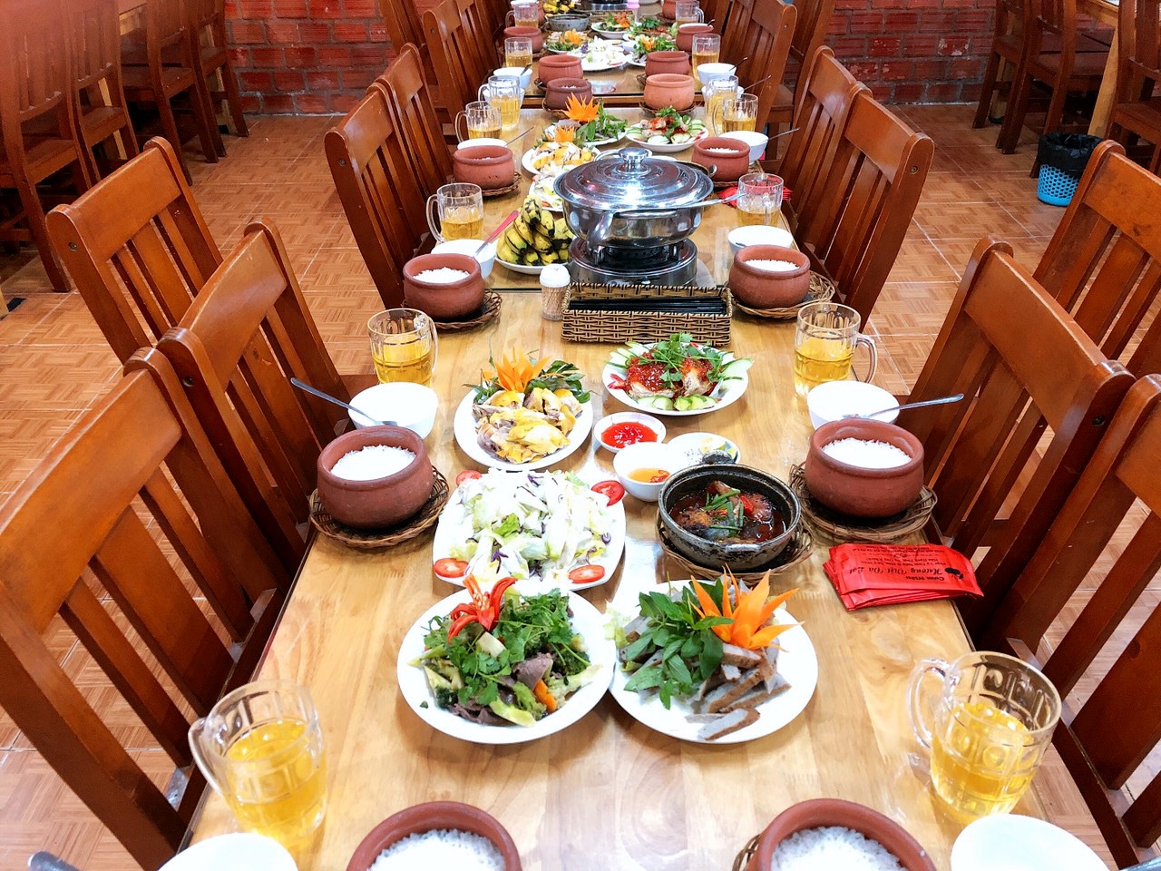 Come to Huong Viet rice cooker restaurant to gather around a cozy family meal in the heart of Da Lat 6