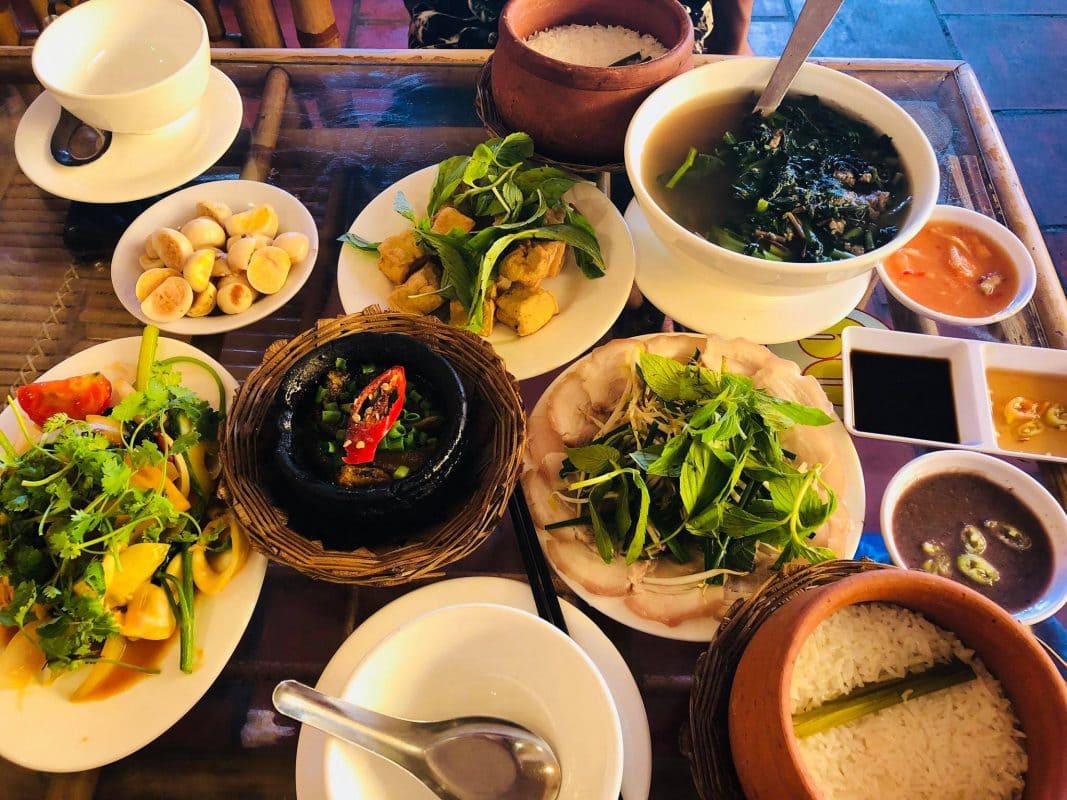 Go to Lua Viet rice pot restaurant to gather around the family dinner table 3