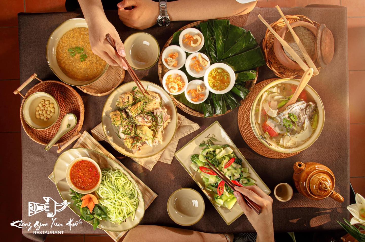 Come to Khong Gian Xua Hue restaurant to experience dining in the middle of ancient Ruong house 8