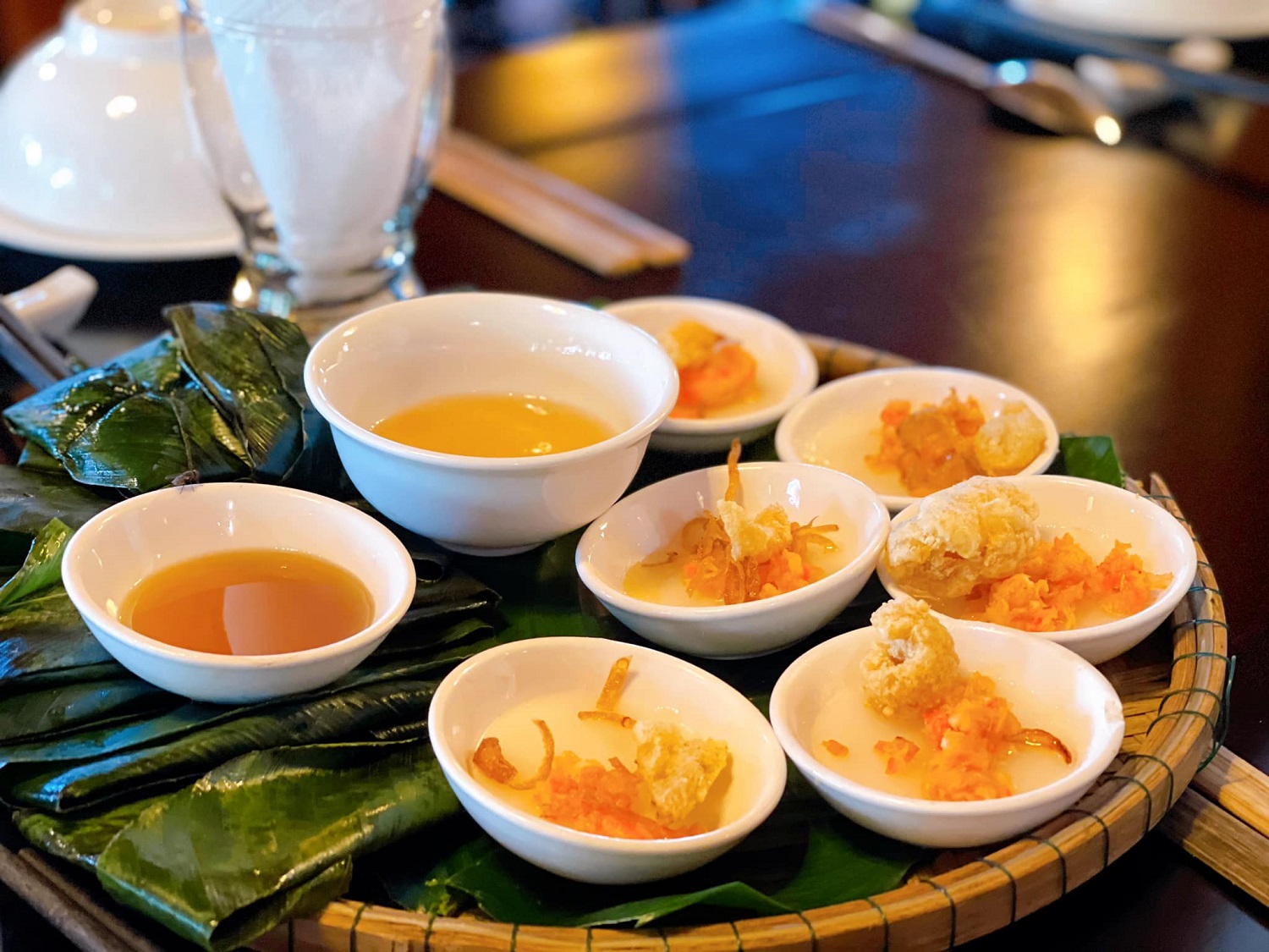 Come to Khong Gian Xua Hue restaurant to experience dining in the middle of an ancient Ruong house 10