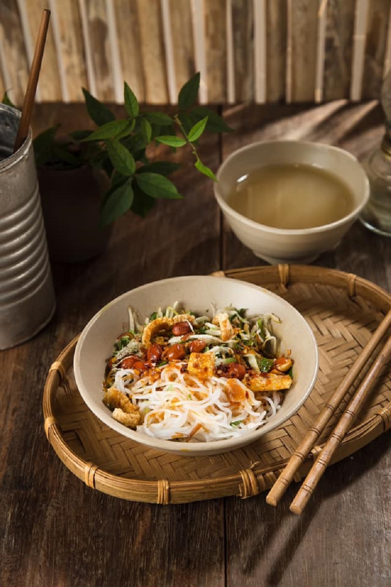 Come to Khong Gian Xua Hue restaurant to experience dining in the middle of ancient Ruong house 11