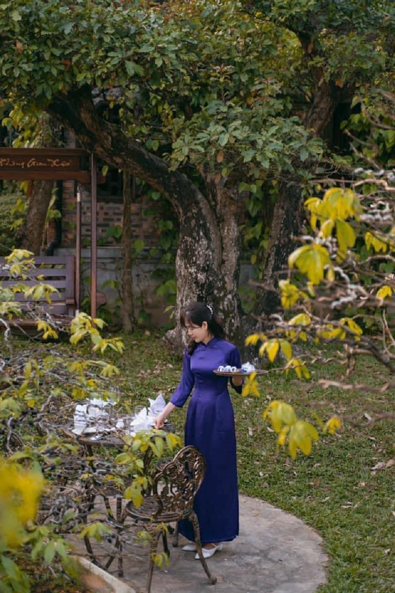 Come to Khong Gian Xua Hue restaurant to experience dining in the middle of ancient Ruong house 6