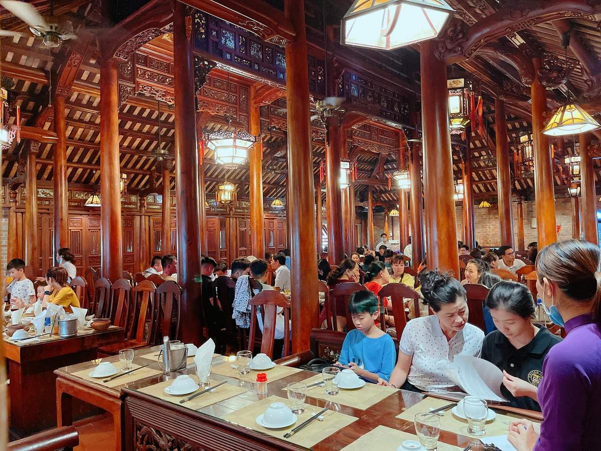 Come to Khong Gian Xua Hue restaurant to experience dining in the middle of an ancient Ruong house 3