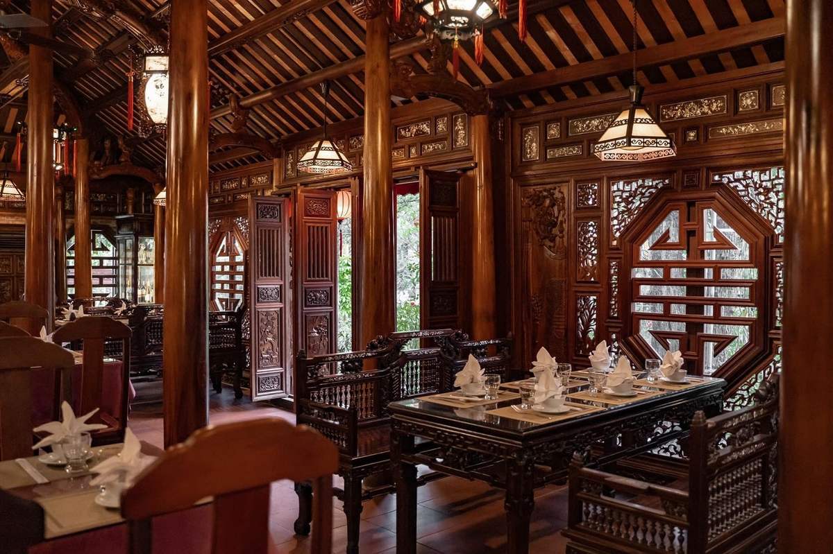 Come to Khong Gian Xua Hue restaurant to experience dining in the middle of ancient Ruong house 5